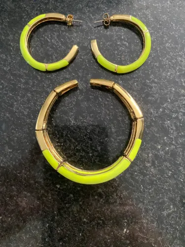 Conjunto de brincos com pulseira neon