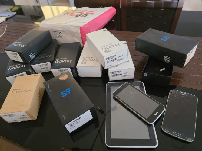 Lote caixas originais e Celular Samsung e LG - Peças e Aparelhos