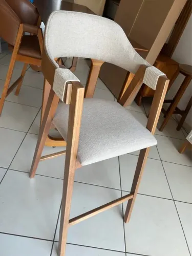 Banqueta em madeira assento em linho ?detalhes em cordinhas nos braços?