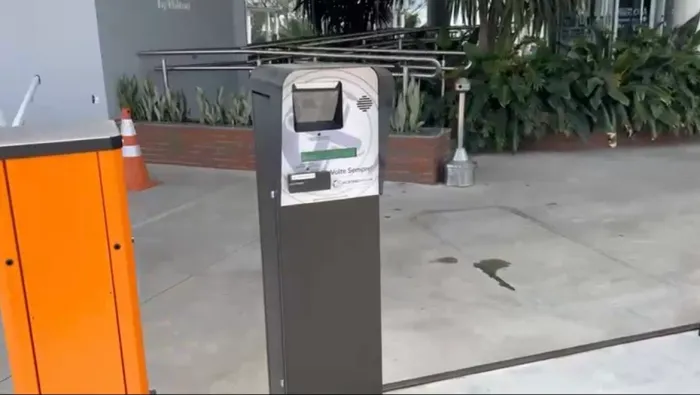 TOTEM ENTRADA E SAÍDA DE VEÍCULOS COM CANCELA