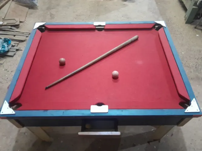 Mesa de bilhar semi oficial, para adultos e crianças se divertirem 