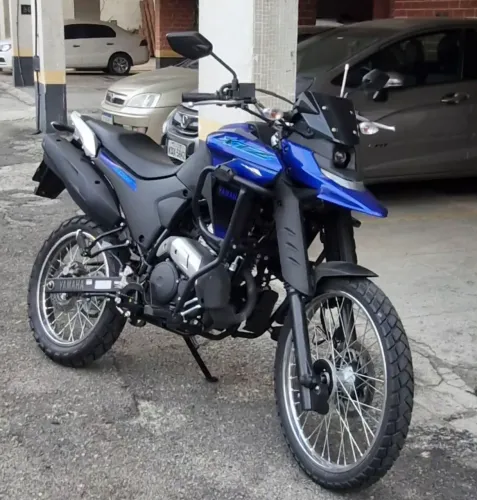 Lander 250 com 3 meses de uso, muito nova. Único dono, comprada à vista, sem detalhes.