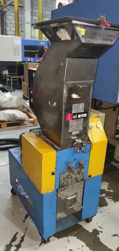 Moinho Triturador de Plástico Duro Pé de Máquina capacidade 50Kg/h 1,5CV
