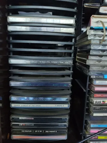 Coleção de CDs, LASER DISC e DVDs de Música