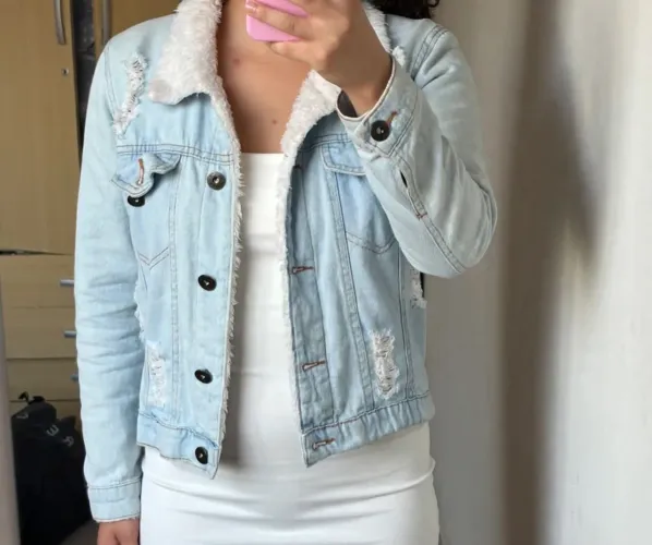 Jaqueta Jeans Feminina Clara Oversized Com Pelo Branco Pelúcia Rasgada