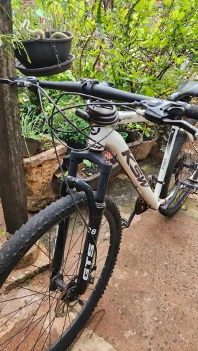 Bicicleta KSW aro 29, quadro 21 branca