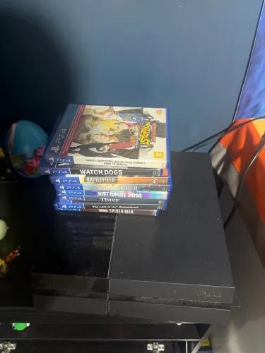 Vendo ps4 com vários jogos 2 controle
