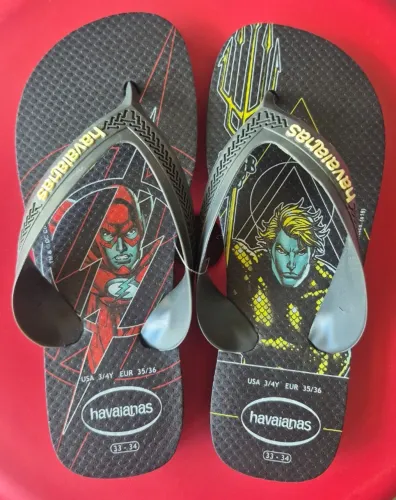 Chinelo Havaianas Infantil, modelo "Kids Max Herois" (Flash e Aquaman), cor Novo Grafiti