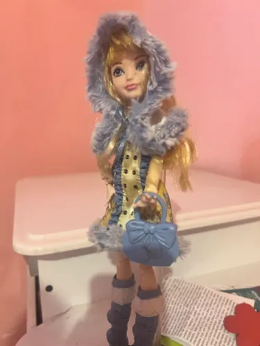 Boneca ever after high usada 