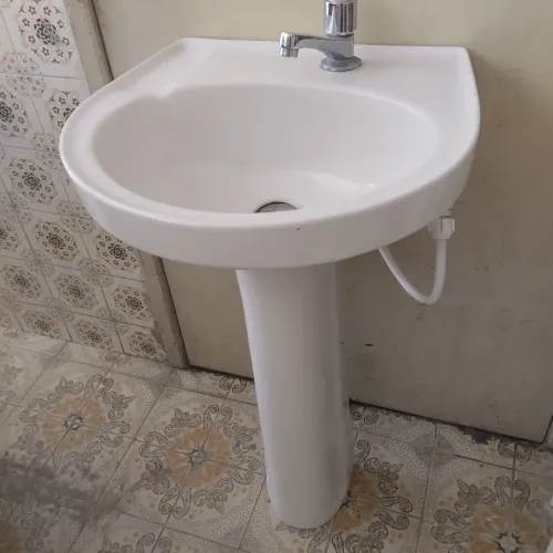 Pia para banheiro em cerâmica cor branca 