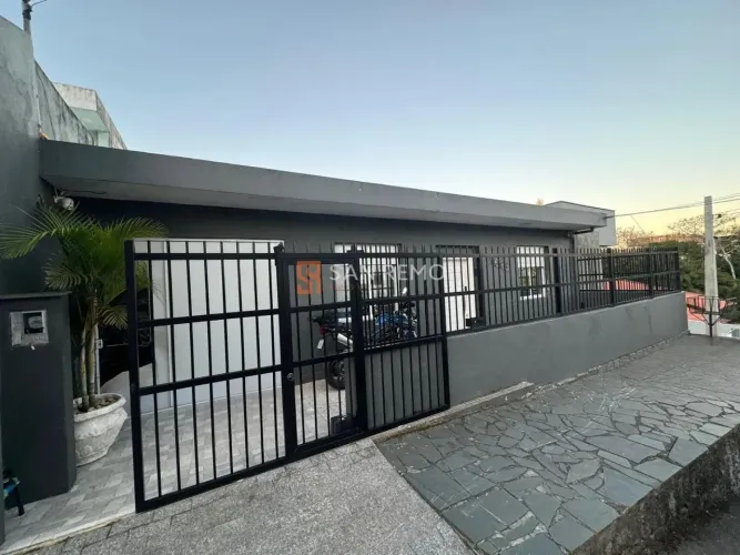 Casa à venda com 5 Dormitórios (2 Suítes) e Edícula no Bairro Coloninha!