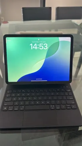 Apple iPad Air M1(5ª geração) 10.9" Wi-Fi 64 GB - Roxo
