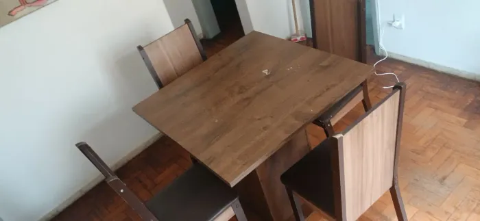 Mesa de jantar com 4 cadeiras