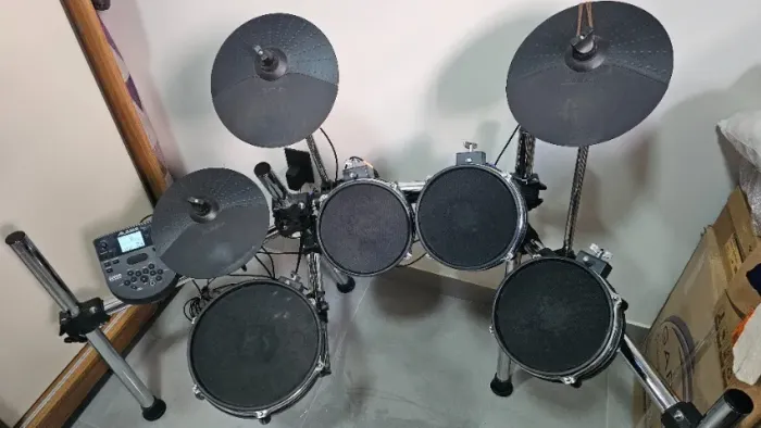 Alesis Nitro Mesh Kit + Acessórios e periféricos