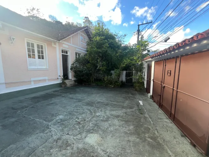 02 casas e um galpão no início da Vila Militar