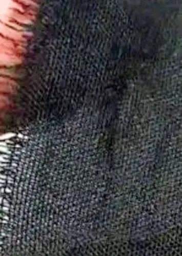 Peça de tecido e uma máquina de corte de disco