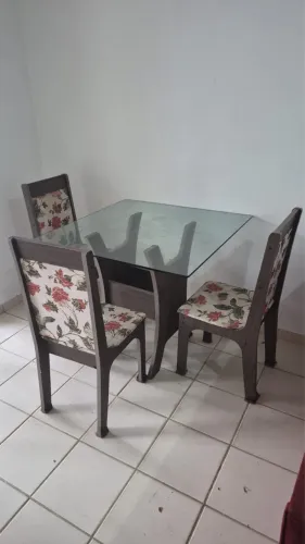Mesa de vidro c/4 cadeiras estofadas