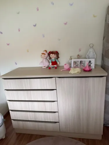 Cômoda com 5 gavetas e espaço amplo