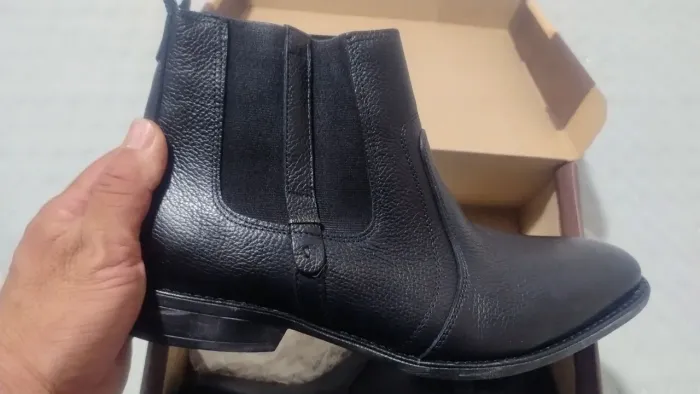 Vende se uma botina da garotti n?44