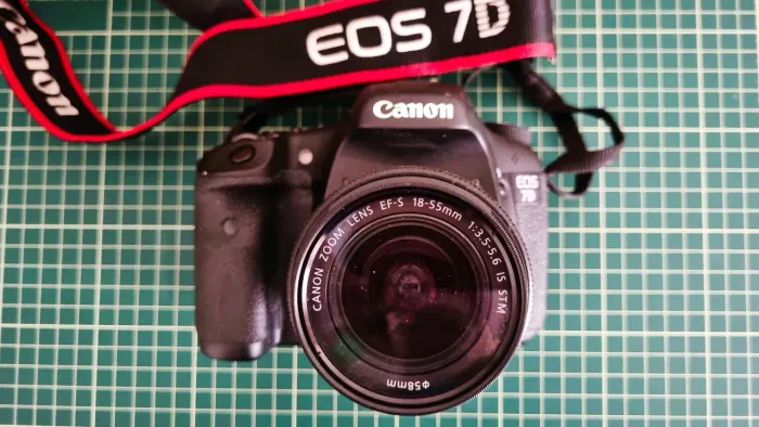 Canon EOS 7D - Japan + Lente EF-S 18-55mm + Acessórios
