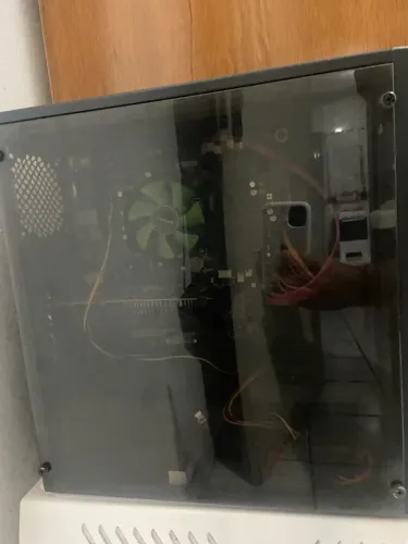 Computador de mesa para retirada de peça ou conserto