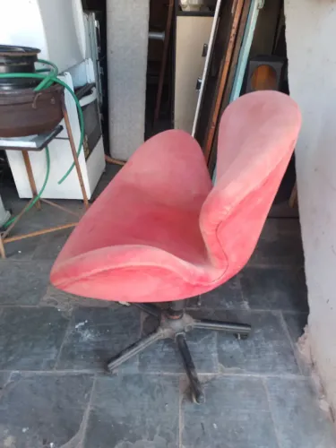 Vendo esta cadeira  giratória  confortável. 