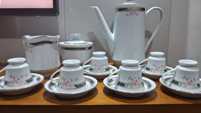 Belíssimo Jogo de café em porcelana Schmidt bule, acucareiro, leiteira, 6 xicaras