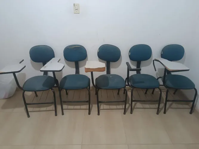 5 Cadeiras escolar.