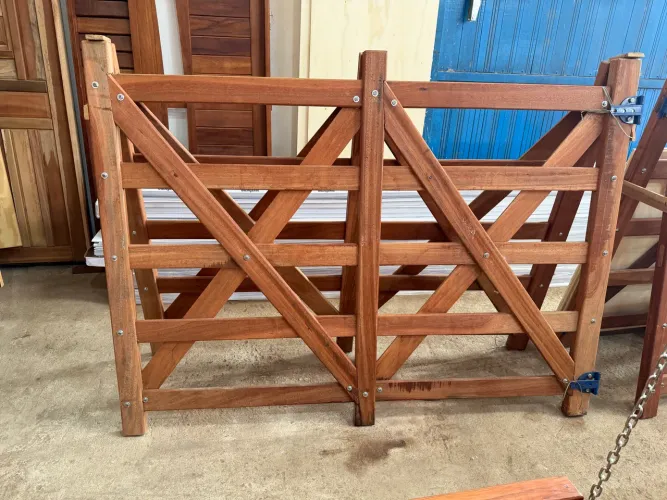 Porteira de Angelin vermelho 2.0mt x 1.50 de altura completa com as dobradiças