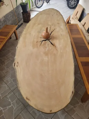 Mesa maciça de madeira