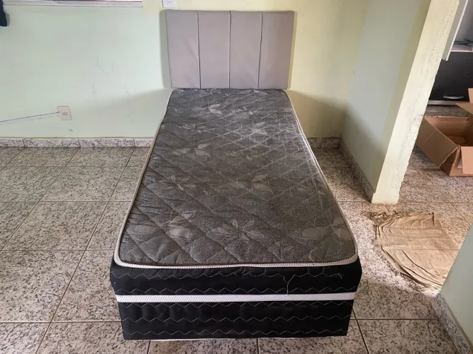 Cama box com colchão e cabeceira solteiro.