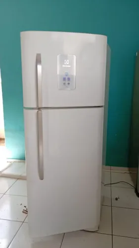 Geladeira Eletrolux, funcionando perfeitamente e enorme
