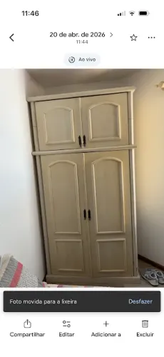 Dois guarda-roupas antigos de madeira maciça