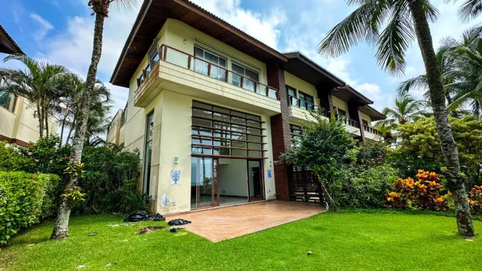 Casa à venda pé na areia em condomínio fechado na praia do Guarujá