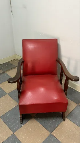 Poltrona antiga vintage em madeira e couro vermelho
