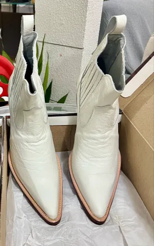 Bota em Couro NOVA. Aceito cartão VALOR OPORTUNIDADE , valor unitário R$200,00