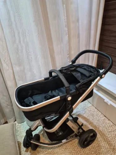Carrinho de bebê em alumínio com estrutura leve e moderna com 3 rodas largas 