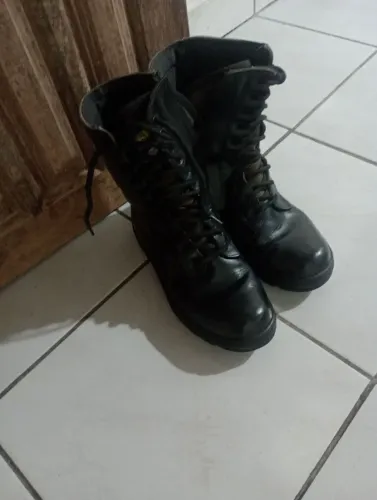 Bota semi nova . 