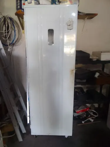Vendo Câmara de fermentação p pães semi-novo, aquecimento por lâmpadas acompanhando 6 band