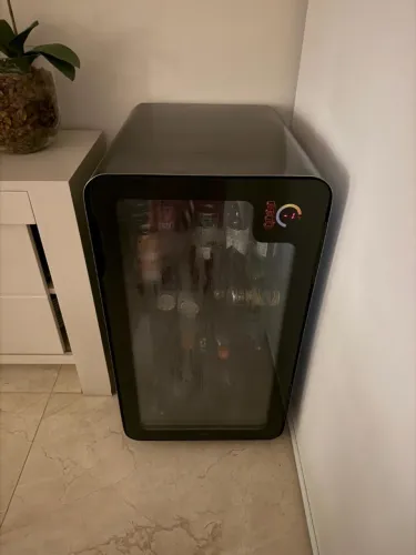 Cervejeira preta com porta de vidro