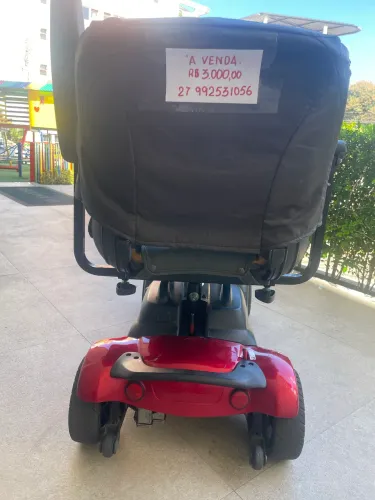 Scooter elétrica para pessoas com mobilidade reduzida.