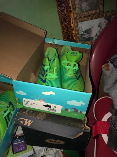 Duas Chuteira umbro infantil nunca usadas um número 31 e outra 35