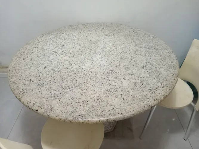 Venda de uma Mesa de Granito ..
