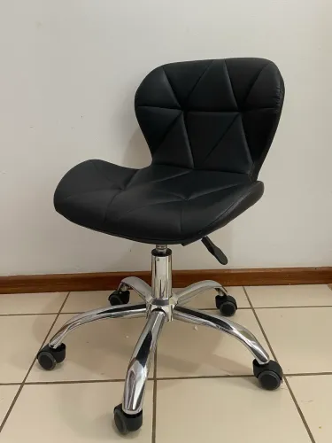 Cadeira Eiffel Preta com rodas e regularem em perfeito estado