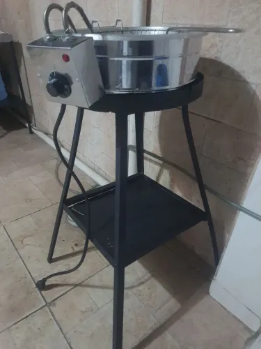 Máquina de fritura elétrica acompanhado com suporte interessado falar no zap *78