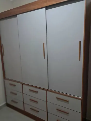 Guarda roupa semi novo .- Entrego em algumas regiões