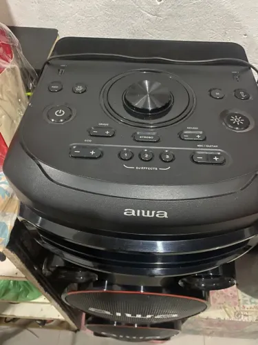 Vende-se uma caixa torre poucos dias de uso nova da aiwa 