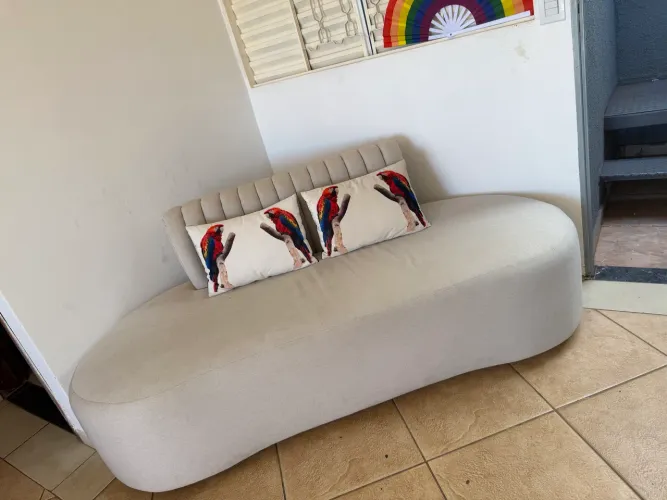 SOFÁ ORGÂNICO COM ALMOFADAS TROPICAIS