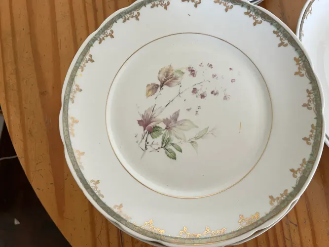 Aparelho de jantar antigo em porcelana
