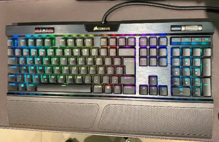 Corsair K70 RGB MK.2 Low Profile ABNT2 c/ caixa e apoio de pulso